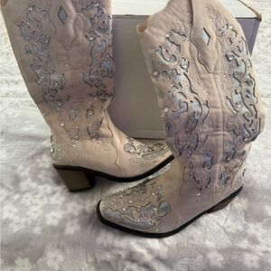 Embroidered Western Boots - Cream and Silver